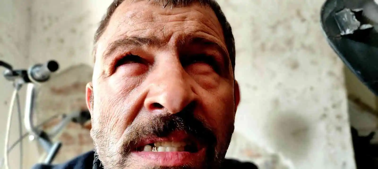 Gözleri görmüyor, hissederek 20 yıldır motosiklet tamir ediyor
