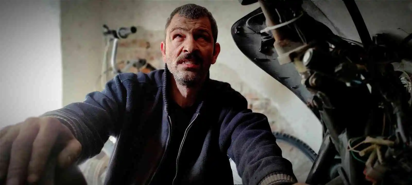 Gözleri görmüyor, hissederek 20 yıldır motosiklet tamir ediyor
