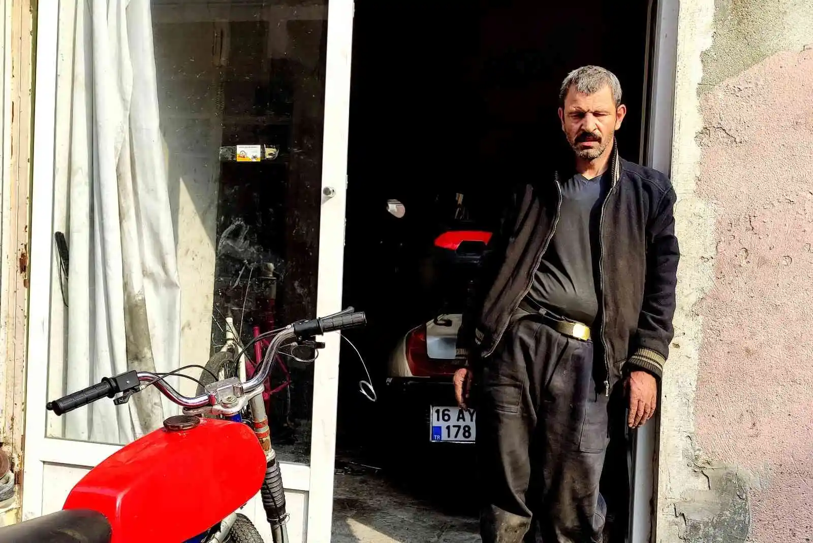 Gözleri görmüyor, hissederek 20 yıldır motosiklet tamir ediyor
