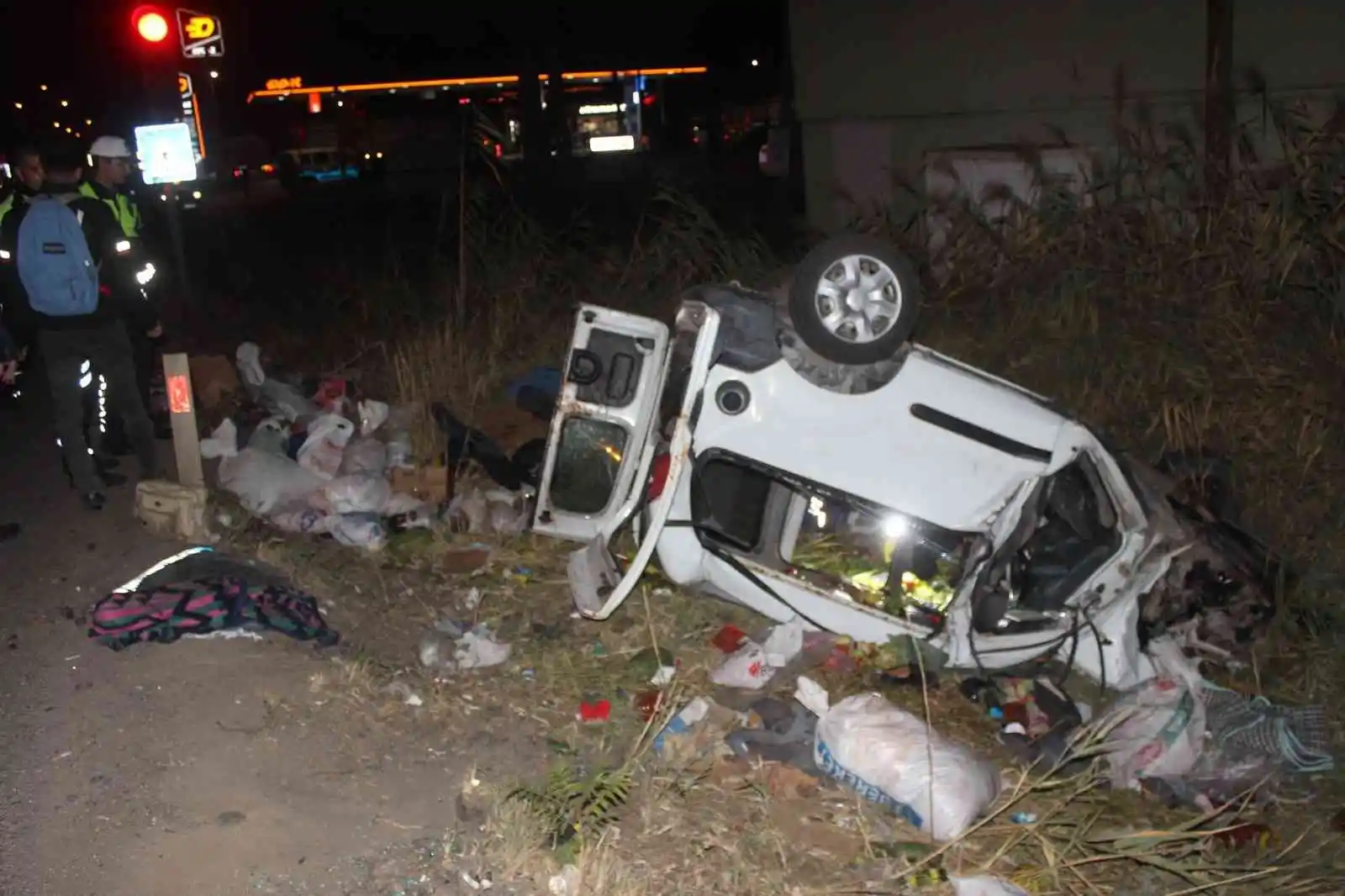 Hafif ticari aracın kamyona çarptığı kazada karı koca ağır yaralandı
