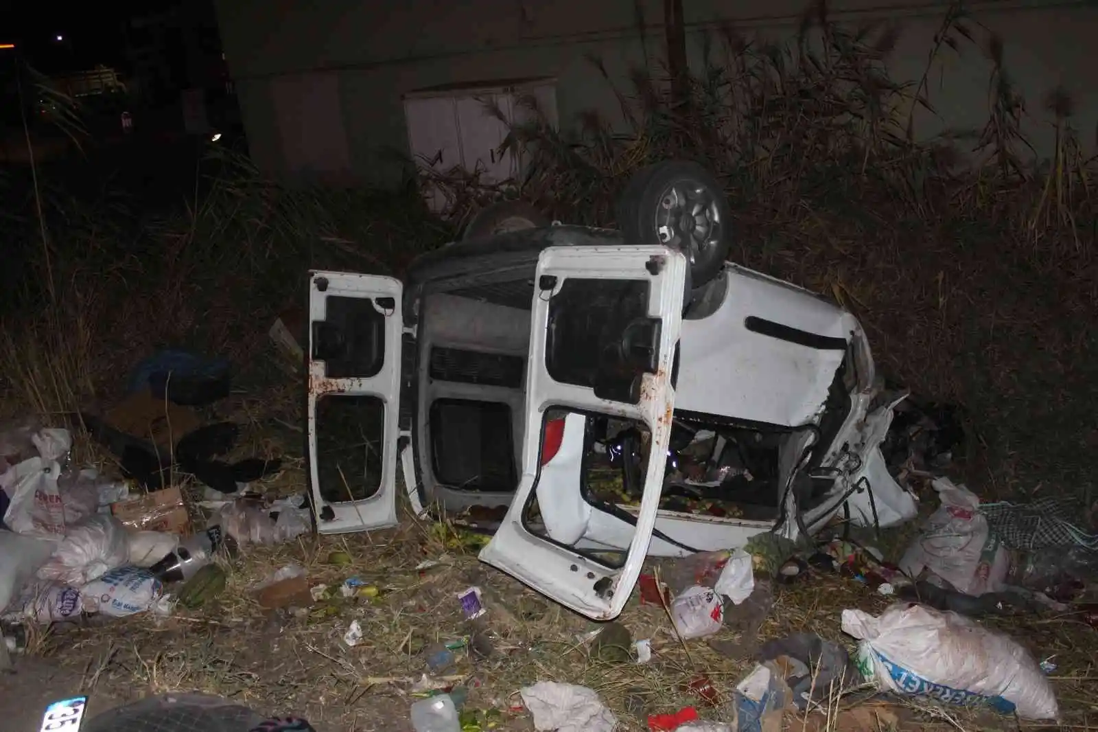 Hafif ticari aracın kamyona çarptığı kazada karı koca ağır yaralandı