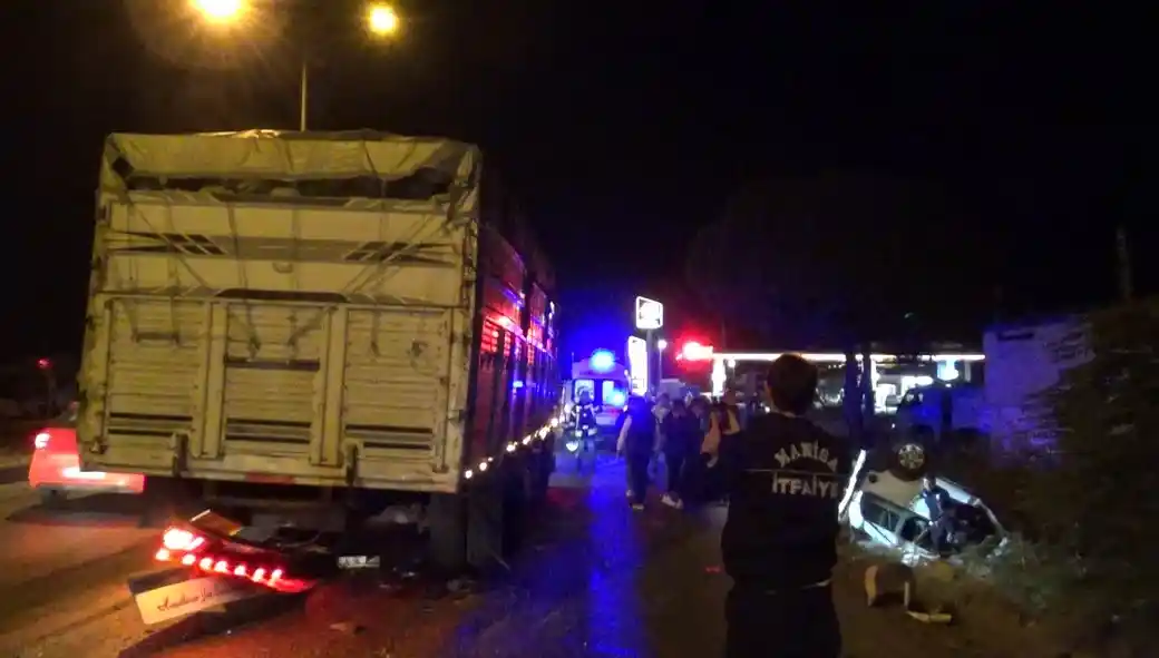 Hafif ticari aracın kamyona çarptığı kazada karı koca ağır yaralandı