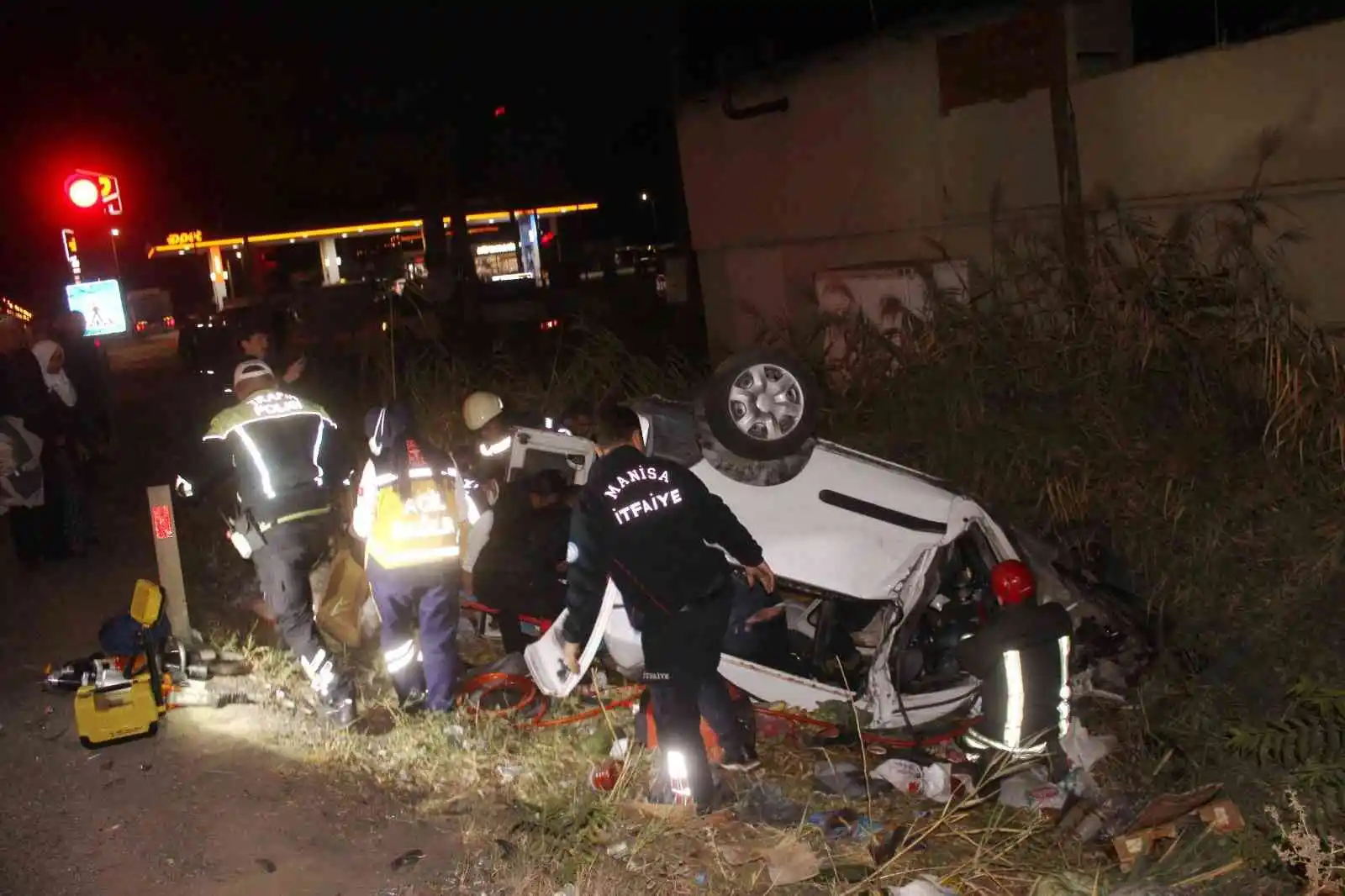 Hafif ticari aracın kamyona çarptığı kazada karı koca ağır yaralandı