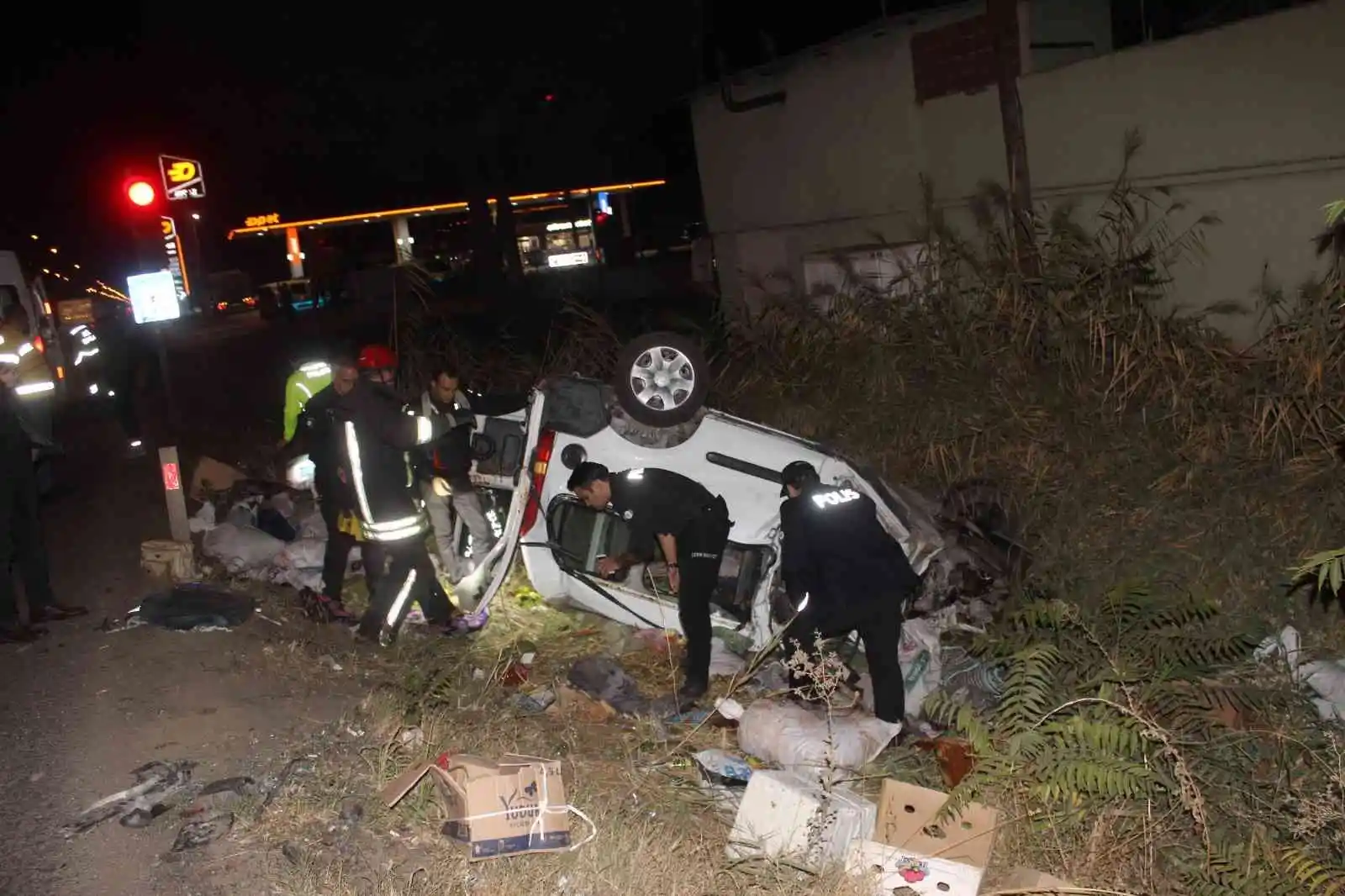 Hafif ticari aracın kamyona çarptığı kazada karı koca ağır yaralandı
