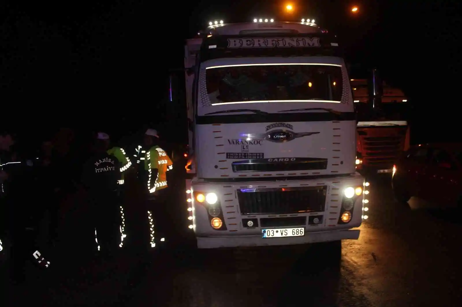 Hafif ticari aracın kamyona çarptığı kazada karı koca ağır yaralandı