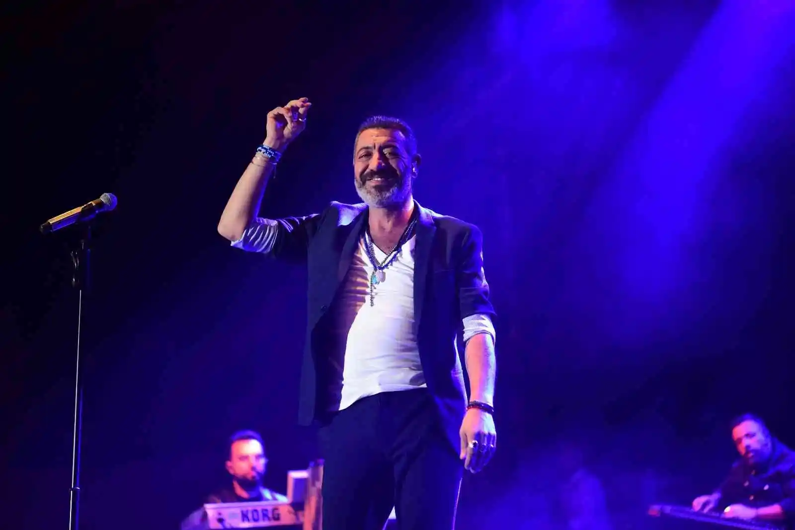 Hakan Altun: "Cumhuriyetin 100. yılında gel bari aşk"