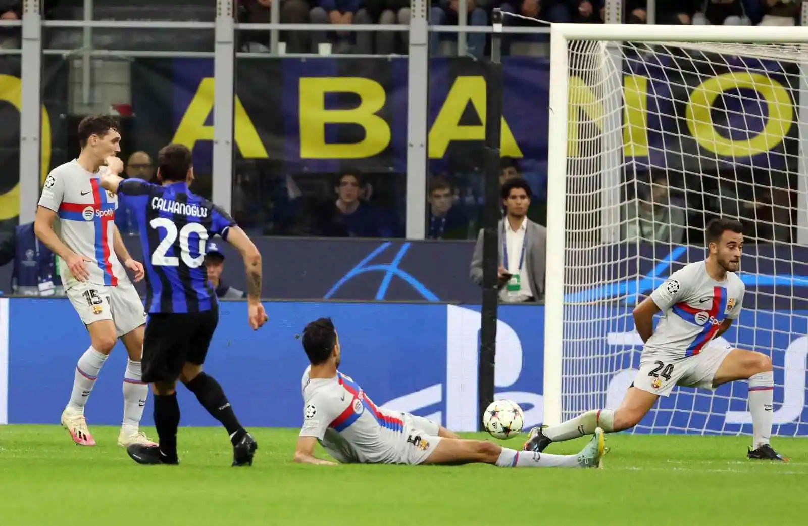 Hakan Çalhanoğlu, Inter'i galibiyete taşıdı
