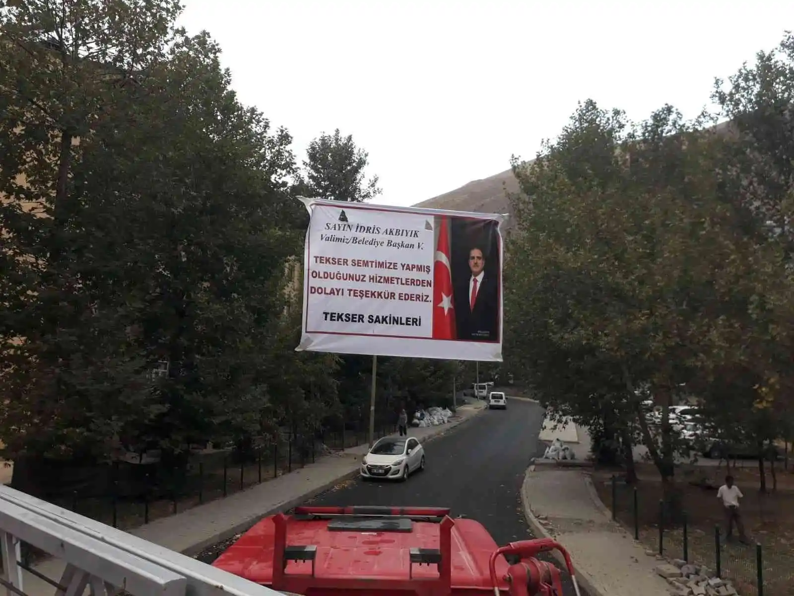 Hakkari Valisi Akbıyık'a fotoğraflı pankartlı teşekkür