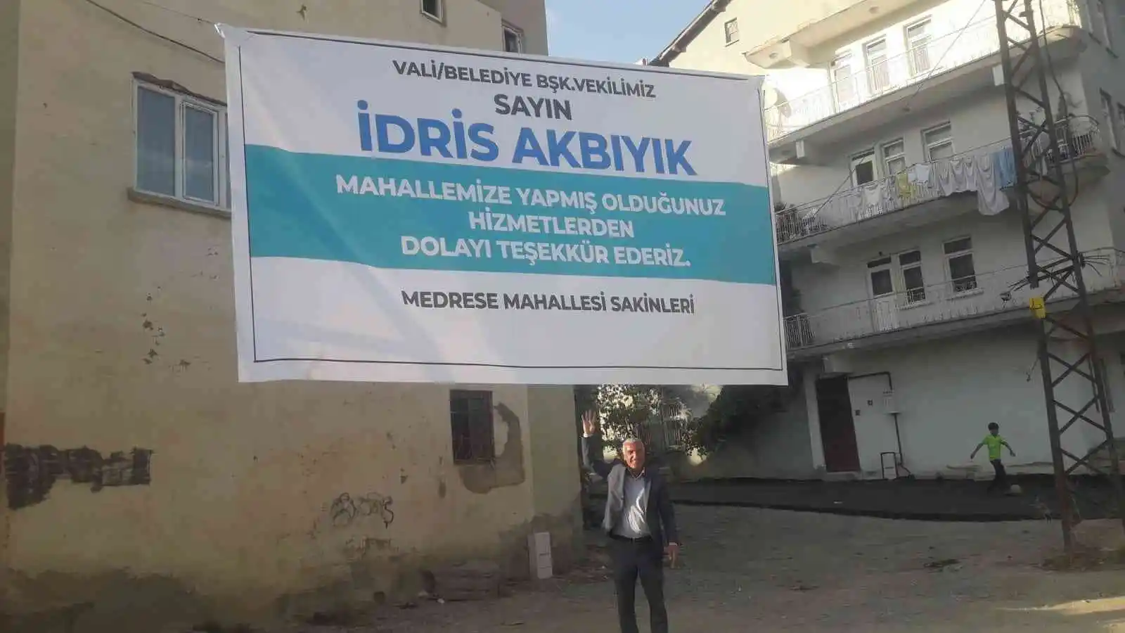 Hakkari Valisi Akbıyık'a pankartlı teşekkür
