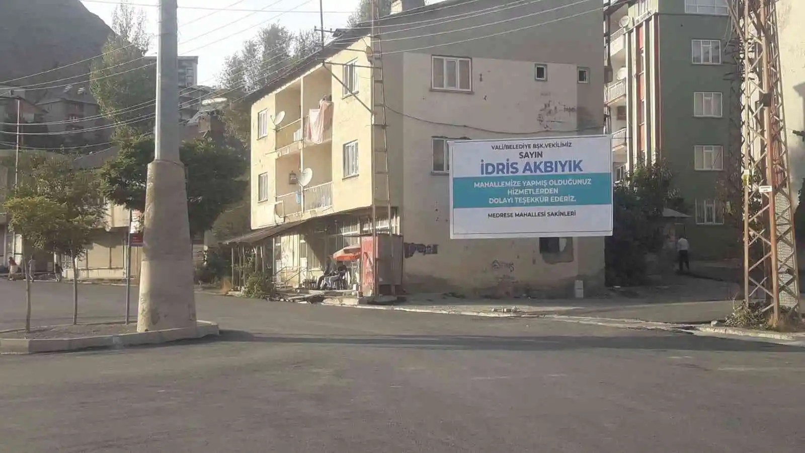 Hakkari Valisi Akbıyık’a pankartlı teşekkür