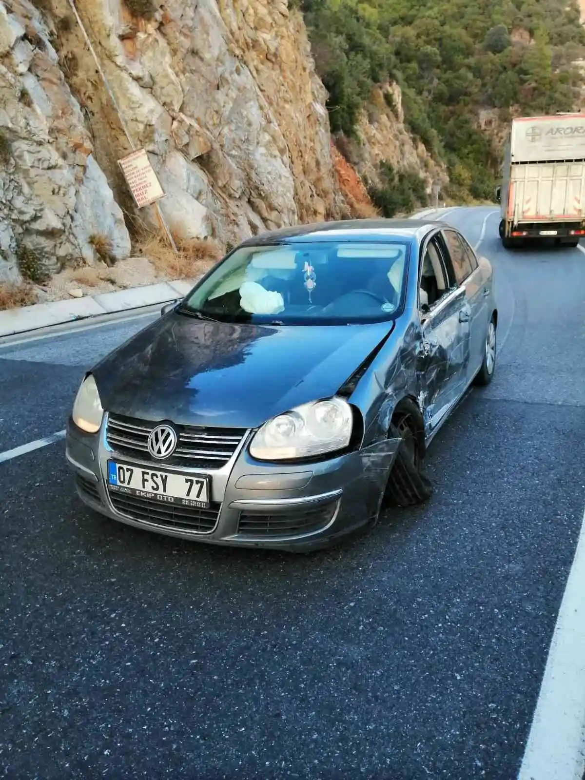 Hatalı sollama yapan otomobil kamyonla çarpıştı: 2 yaralı