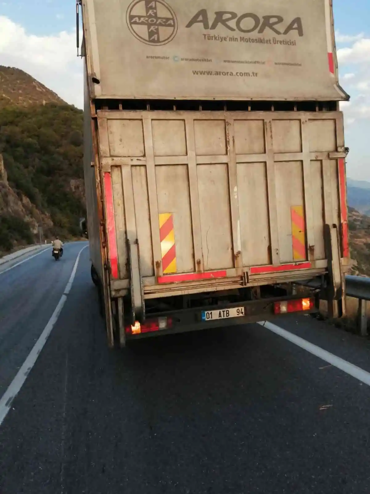 Hatalı sollama yapan otomobil kamyonla çarpıştı: 2 yaralı