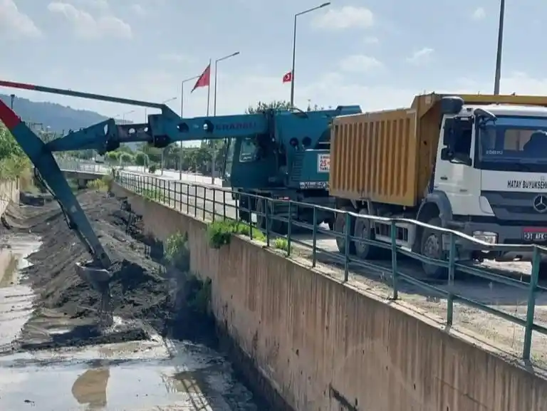 Hatay’da dere yatakları temizlendi
