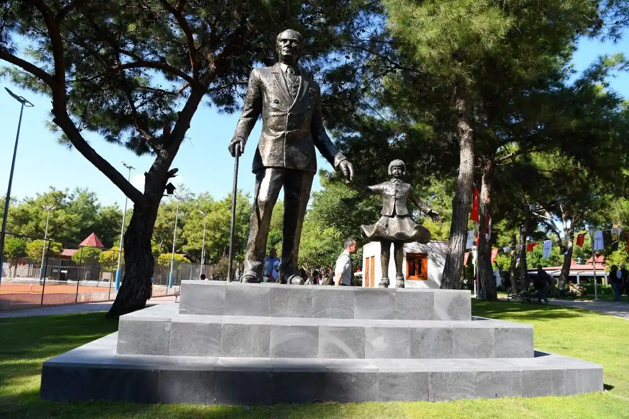 HayatPark’a Atatürk anıtı
