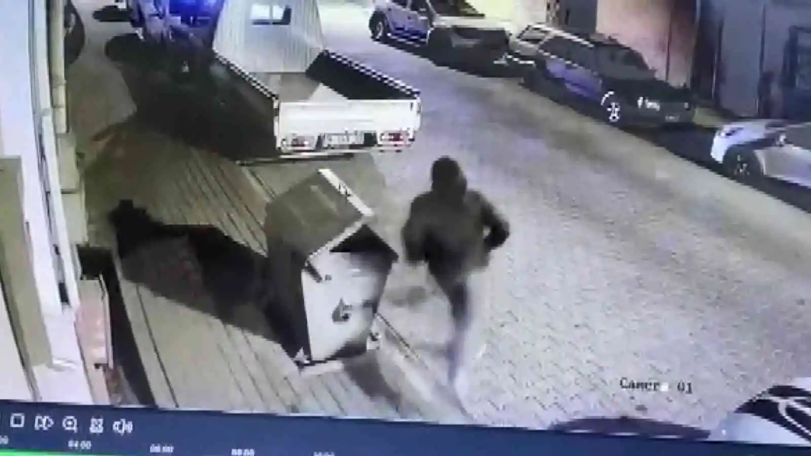 Hırsız, motosiklet sahibi tarafından yakalanınca bıçak çekti o anlar kameraya yansıdı
