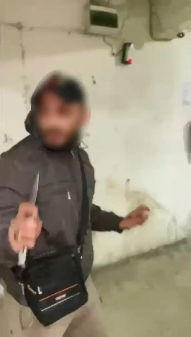Hırsız, motosiklet sahibi tarafından yakalanınca bıçak çekti o anlar kameraya yansıdı
