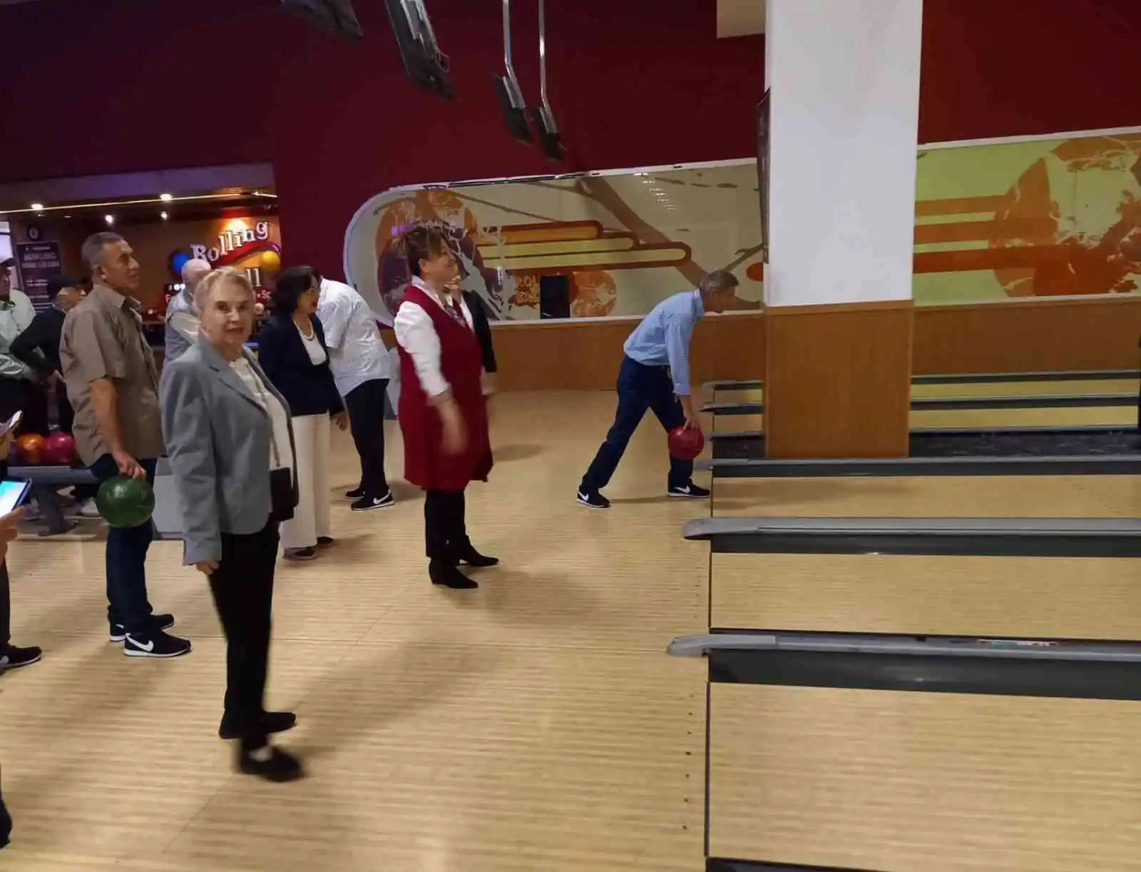 Huzurevi sakinleri bowlingle eğlendi
