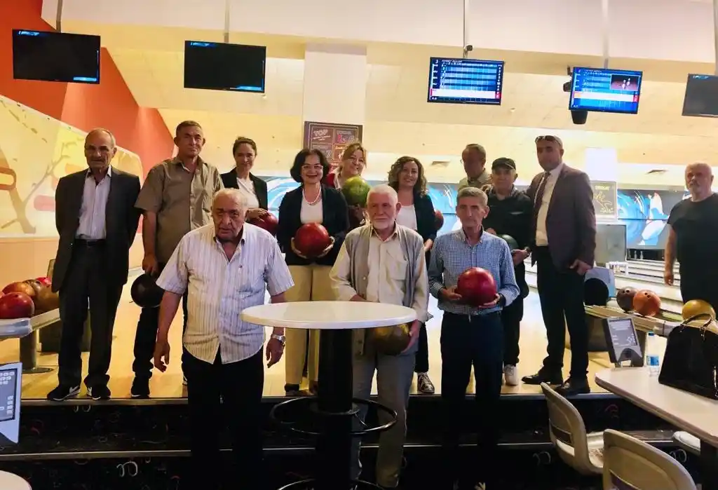 Huzurevi sakinleri bowlingle eğlendi
