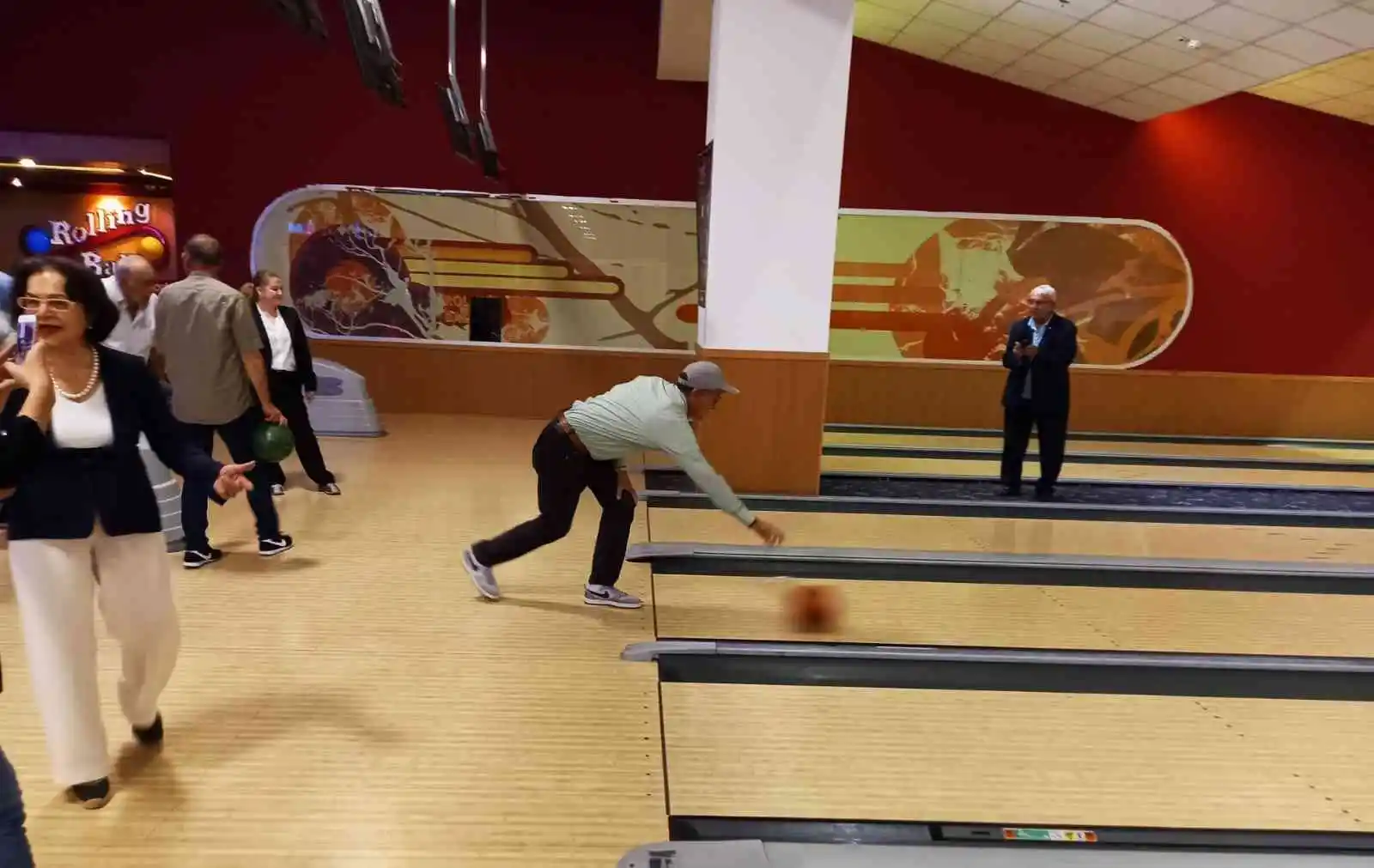 Huzurevi sakinleri bowlingle eğlendi
