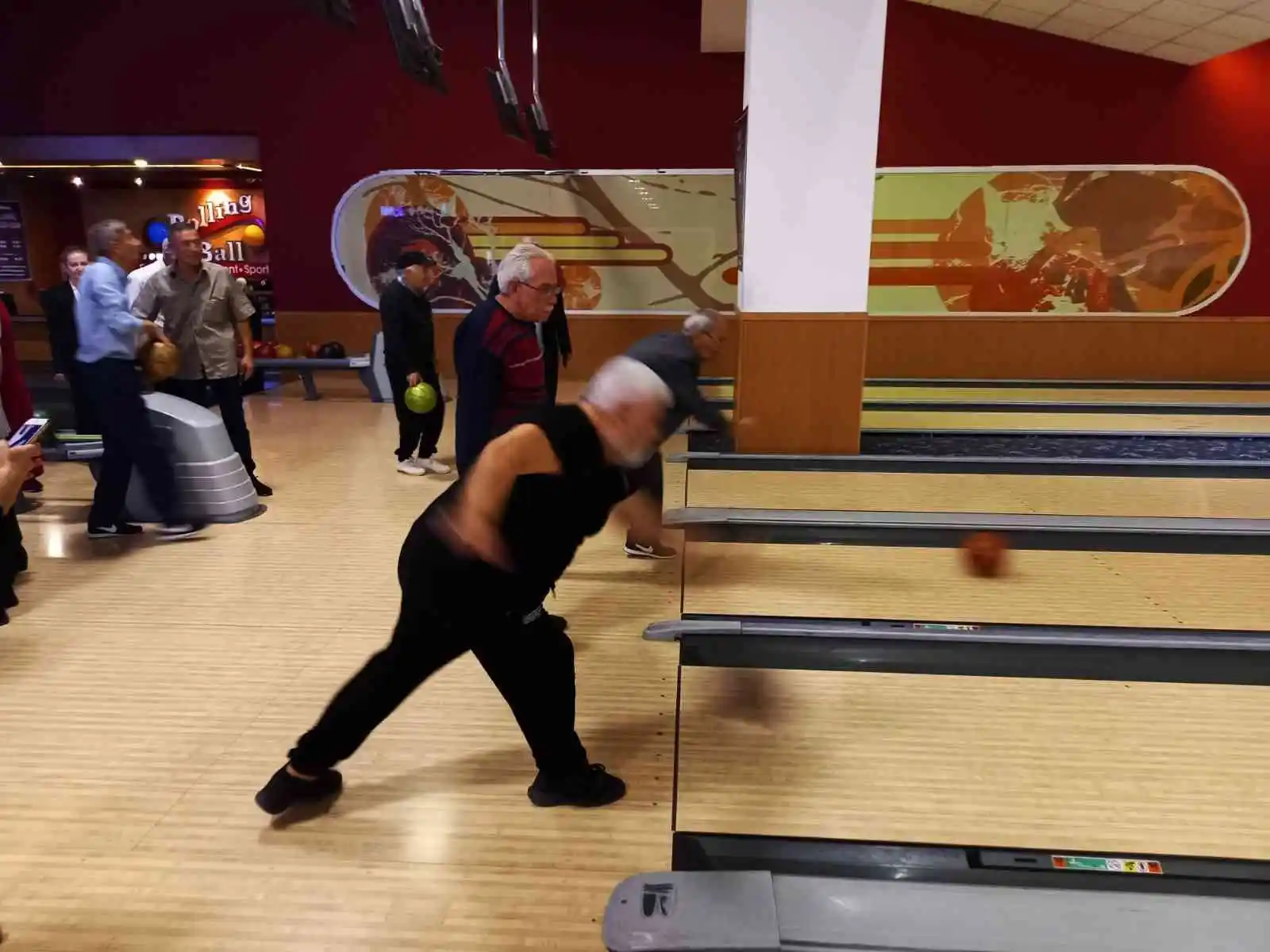 Huzurevi sakinleri bowlingle eğlendi
