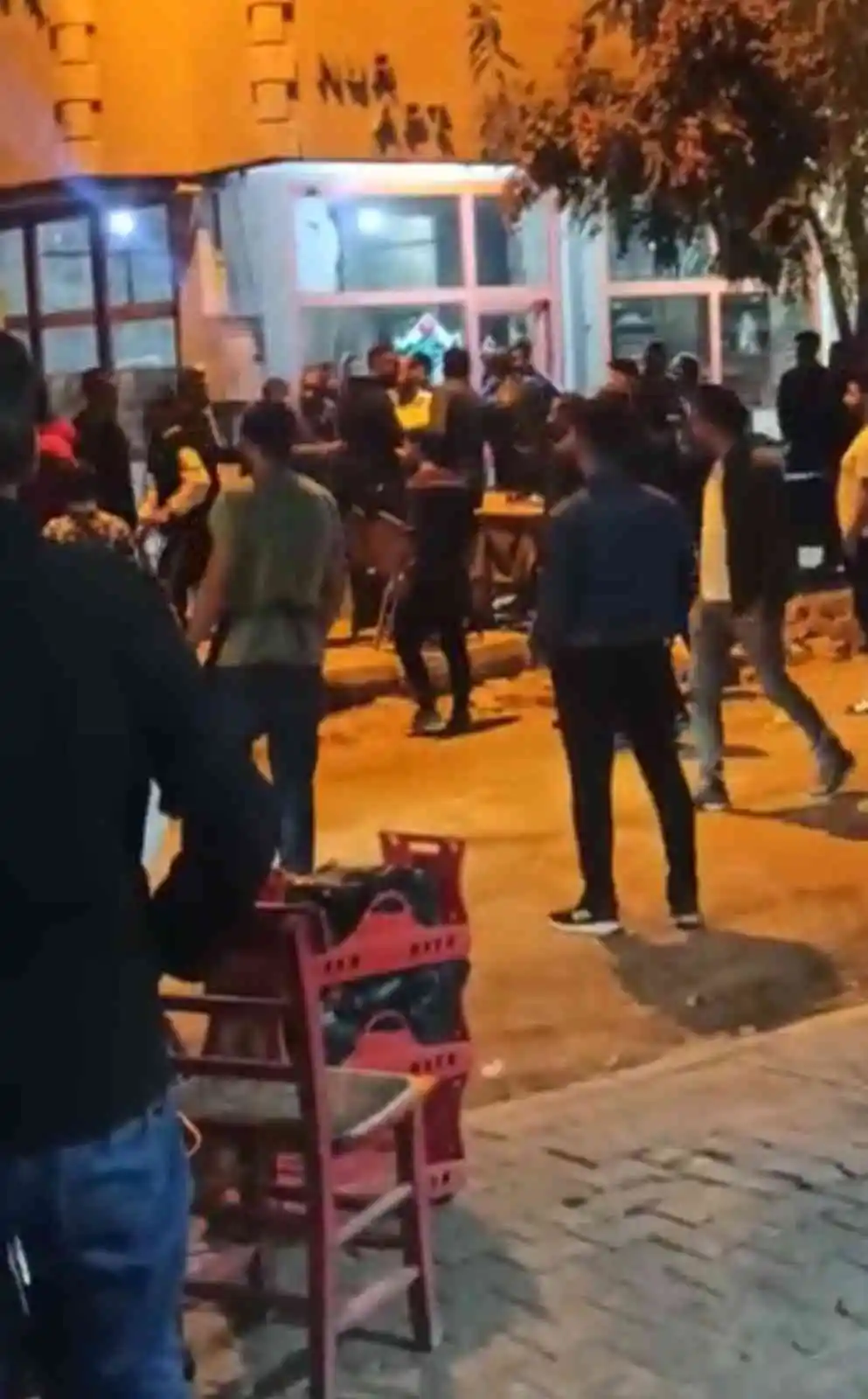 Iğdır’da meydan muharebesi gibi kavga: Sandalyeler havada uçuştu