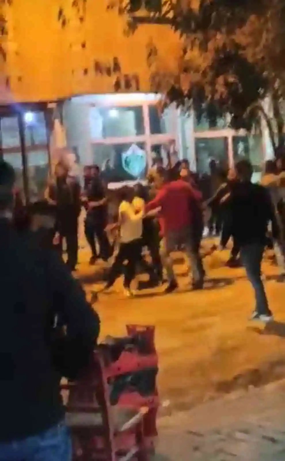 Iğdır’da meydan muharebesi gibi kavga: Sandalyeler havada uçuştu
