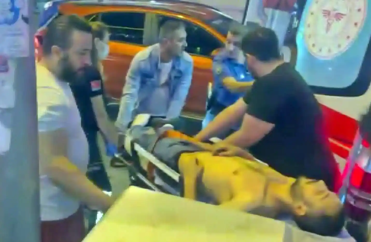 İki kişinin kavgasına dahil oldu, kasığından bıçaklandı

