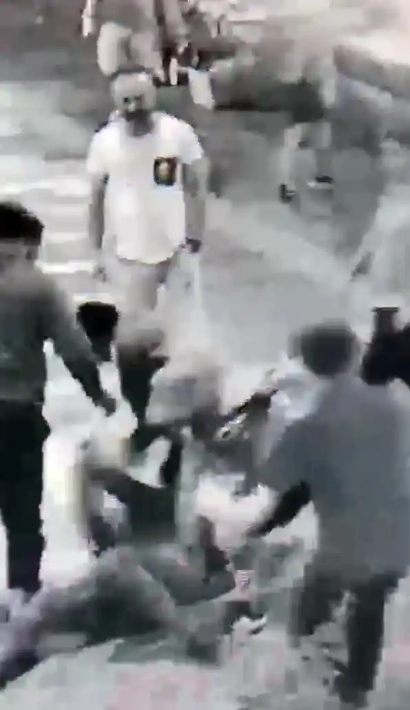 İki kişinin kavgasına dahil oldu, kasığından bıçaklandı
