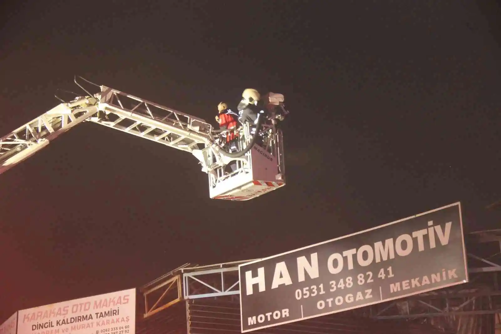 İki oto tamirci dükkanında çıkan yangın paniğe sebep oldu