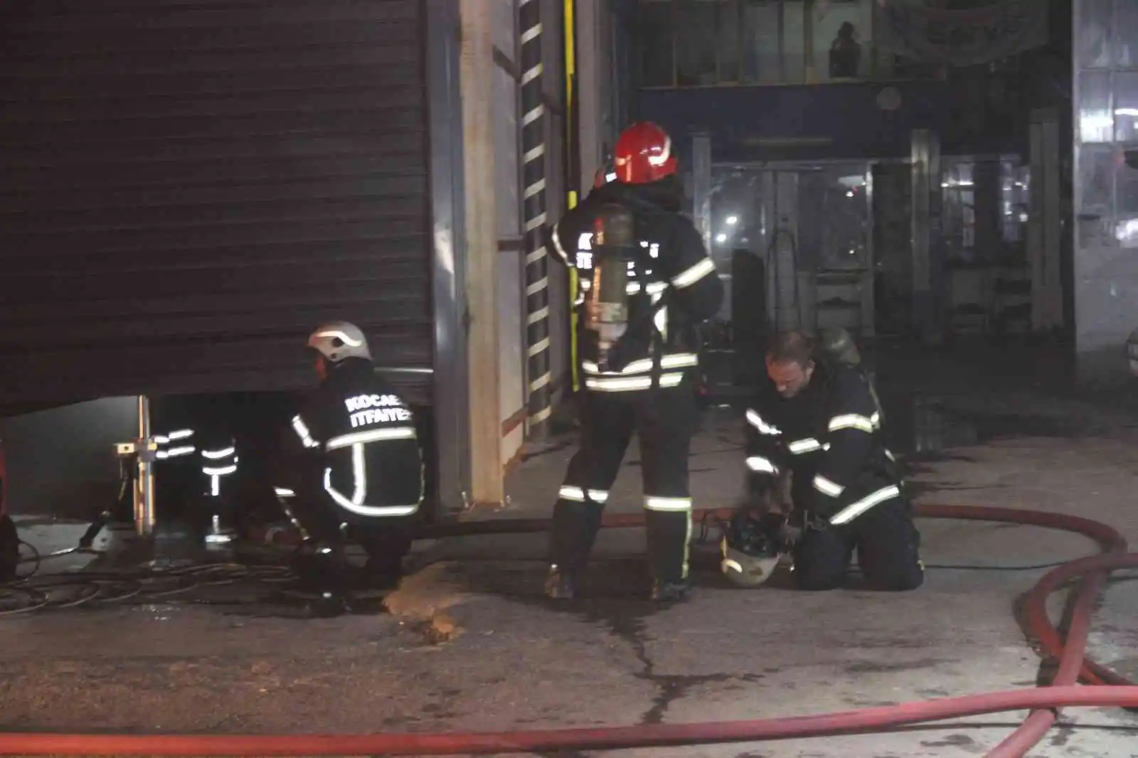 İki oto tamirci dükkanında çıkan yangın paniğe sebep oldu