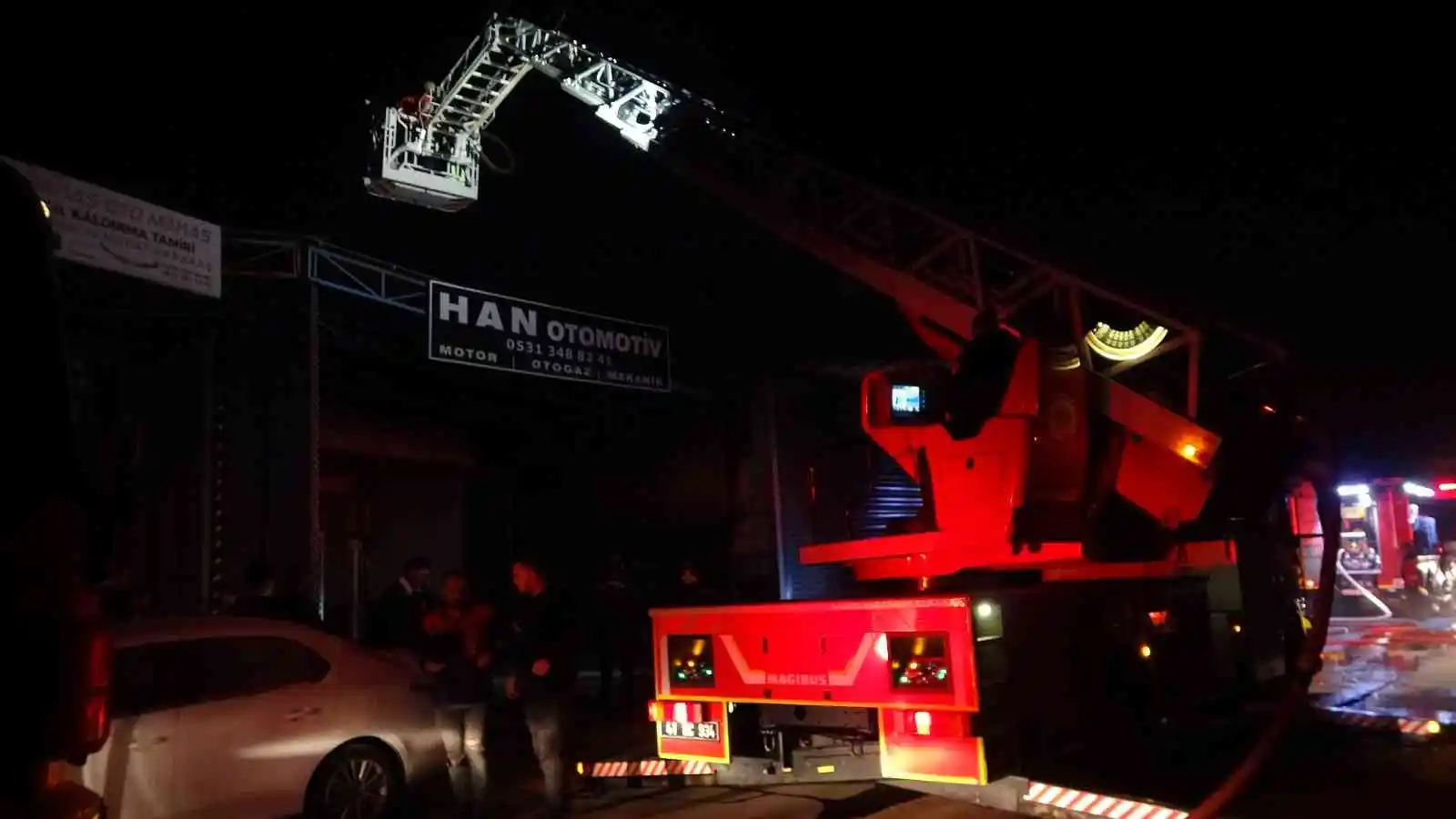 İki oto tamirci dükkanında çıkan yangın paniğe sebep oldu