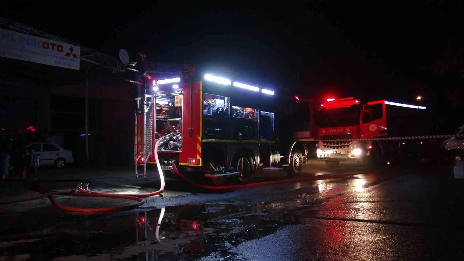 İki oto tamirci dükkanında çıkan yangın paniğe sebep oldu