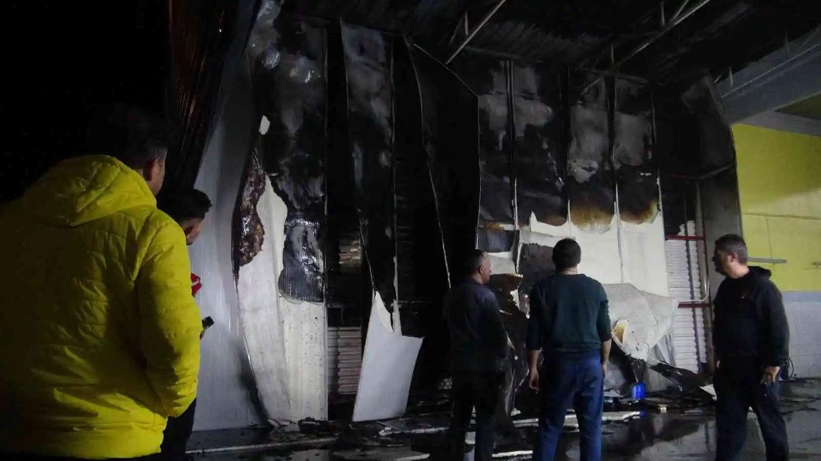 İki oto tamirci dükkanında çıkan yangın paniğe sebep oldu