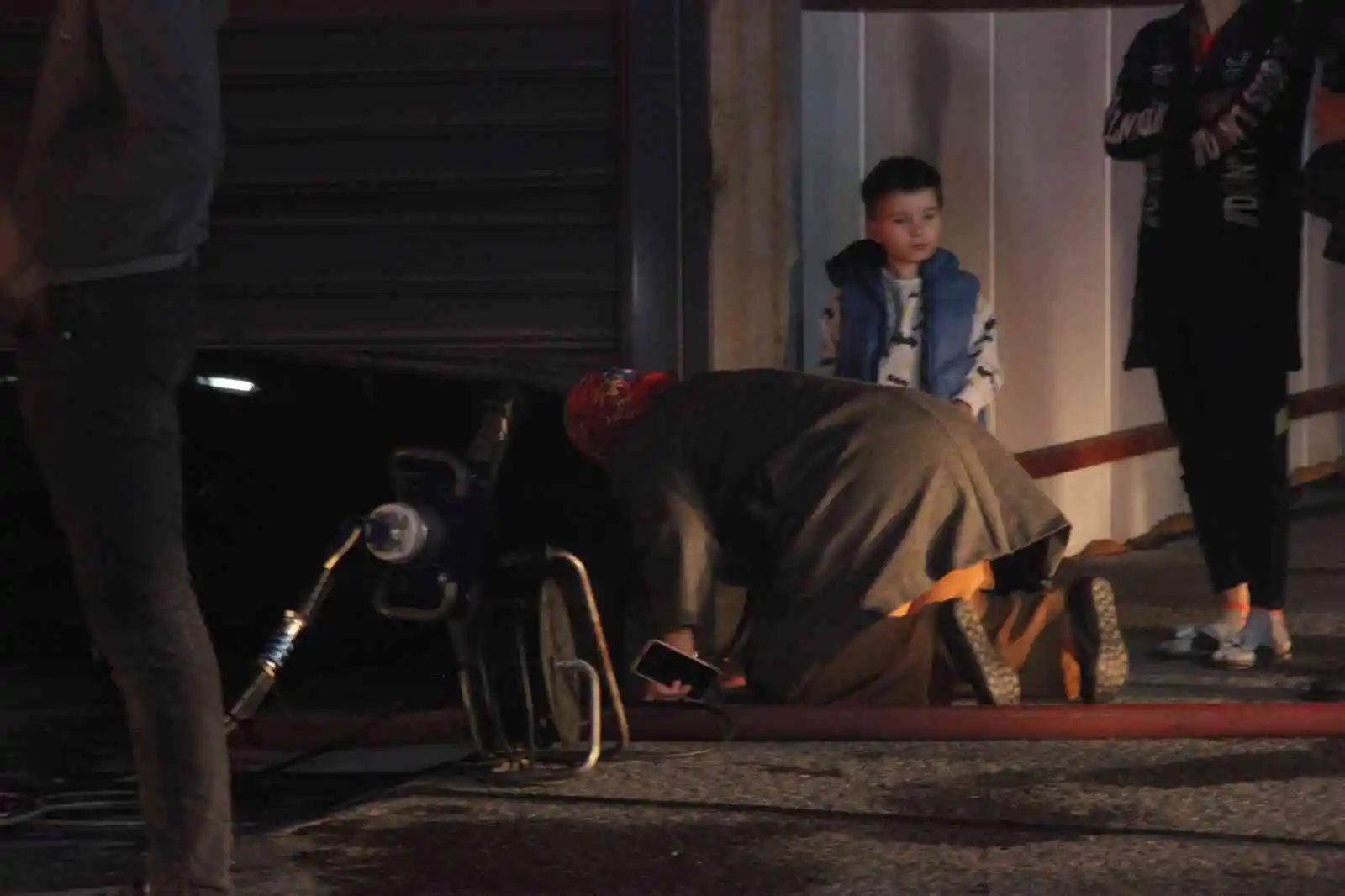 İki oto tamirci dükkanında çıkan yangın paniğe sebep oldu