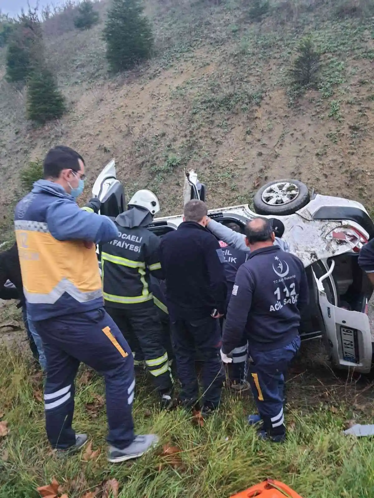 İki otomobil su kanalına devrildi, araçta sıkışan yaralıyı itfaiye kurtardı
