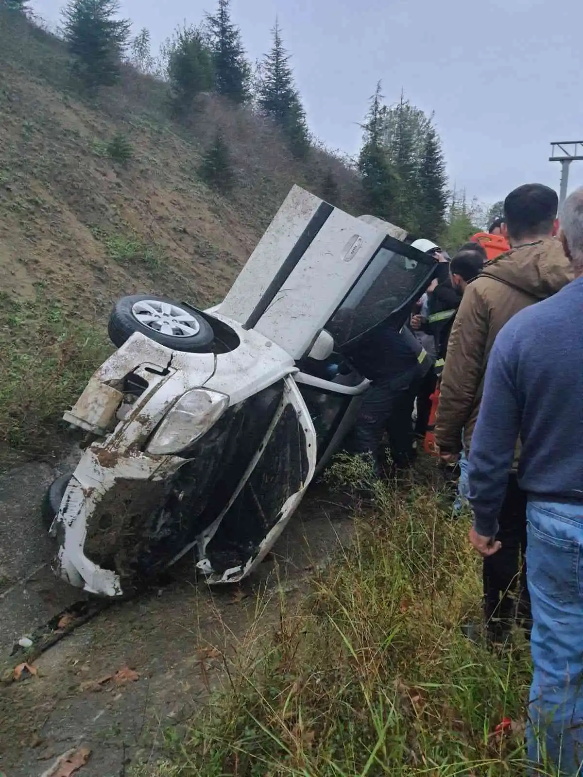 İki otomobil su kanalına devrildi, araçta sıkışan yaralıyı itfaiye kurtardı