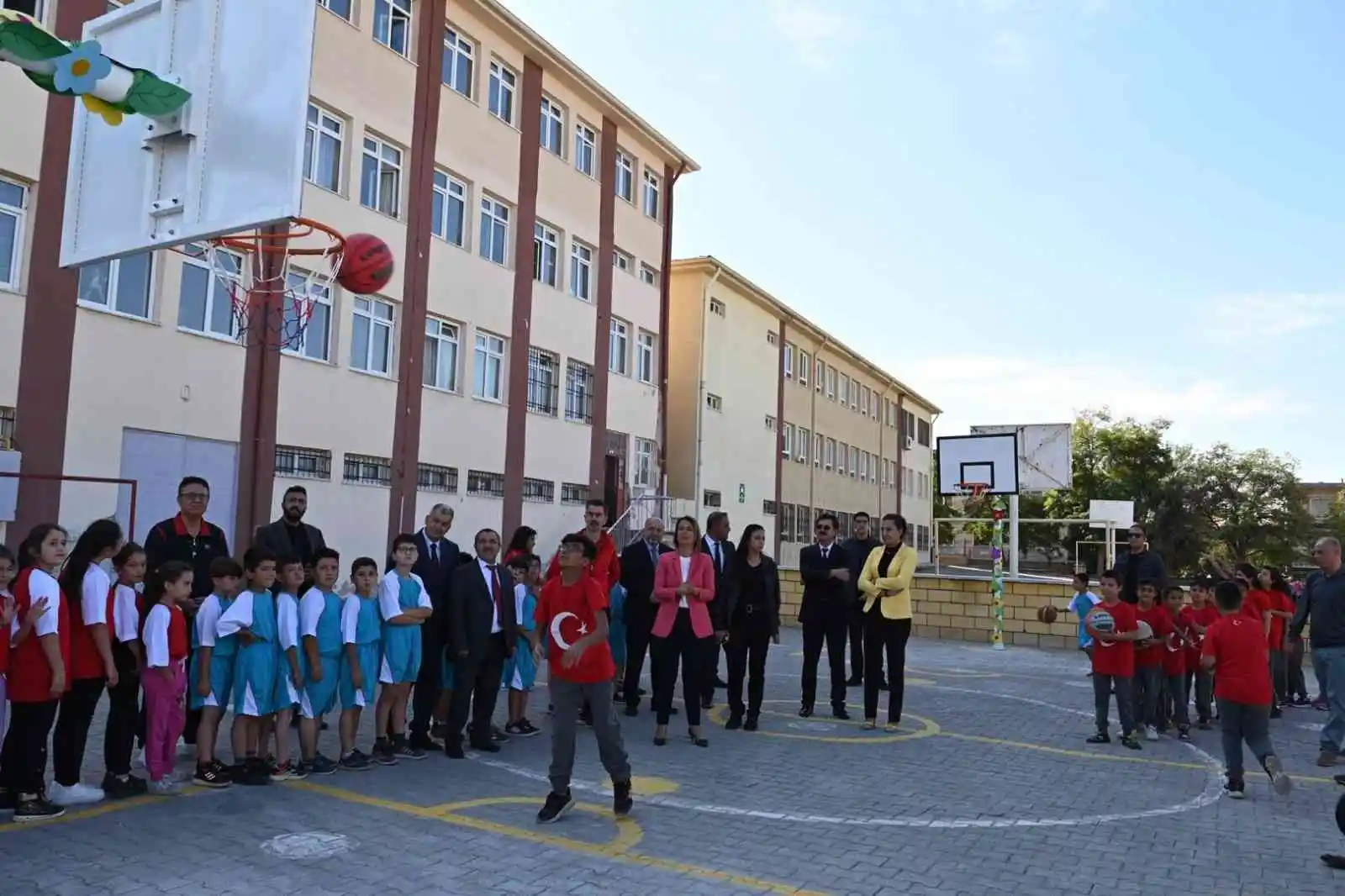 İlk basketi Vali Becel attı