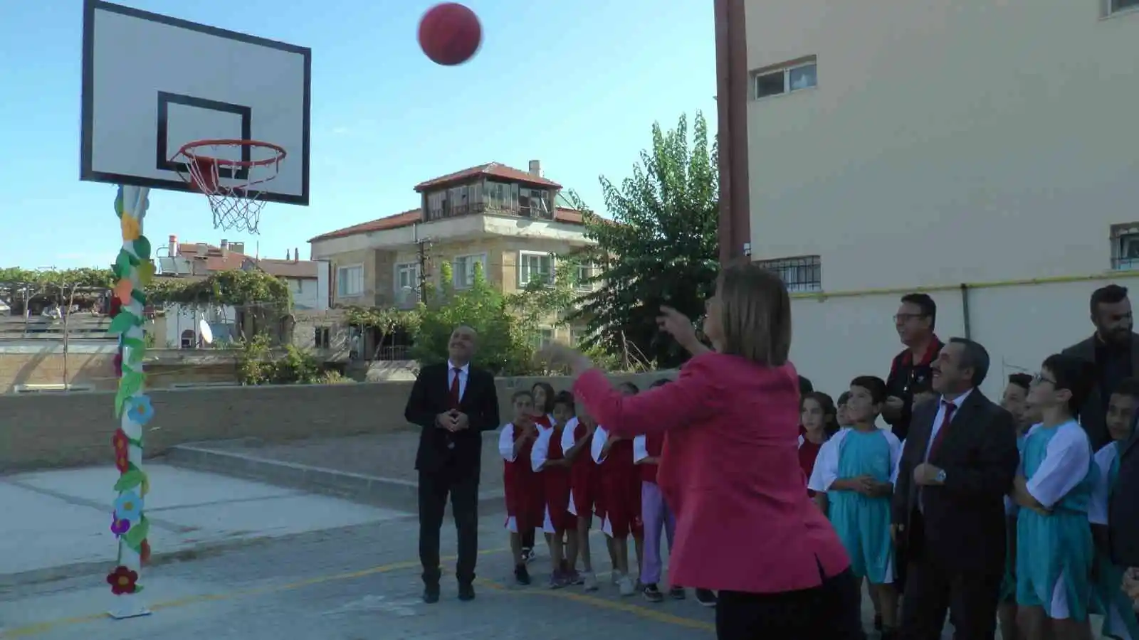 İlk basketi Vali Becel attı