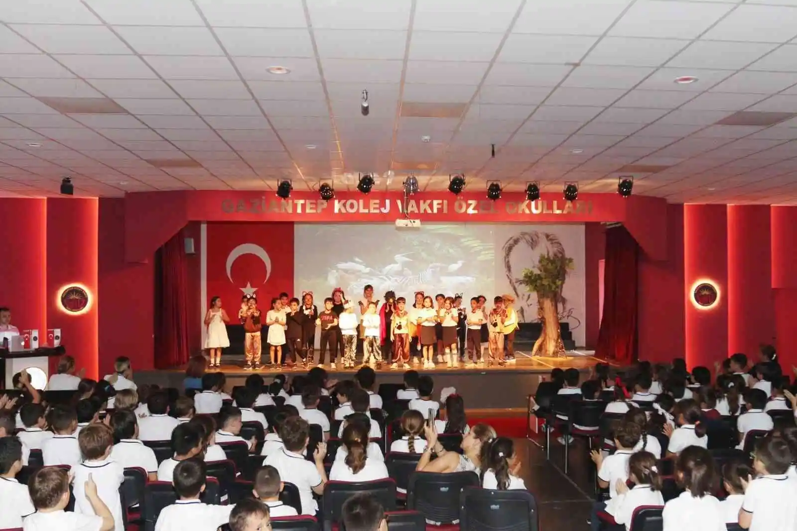İlkokul öğrencileri sokak hayvanları için sahne aldı