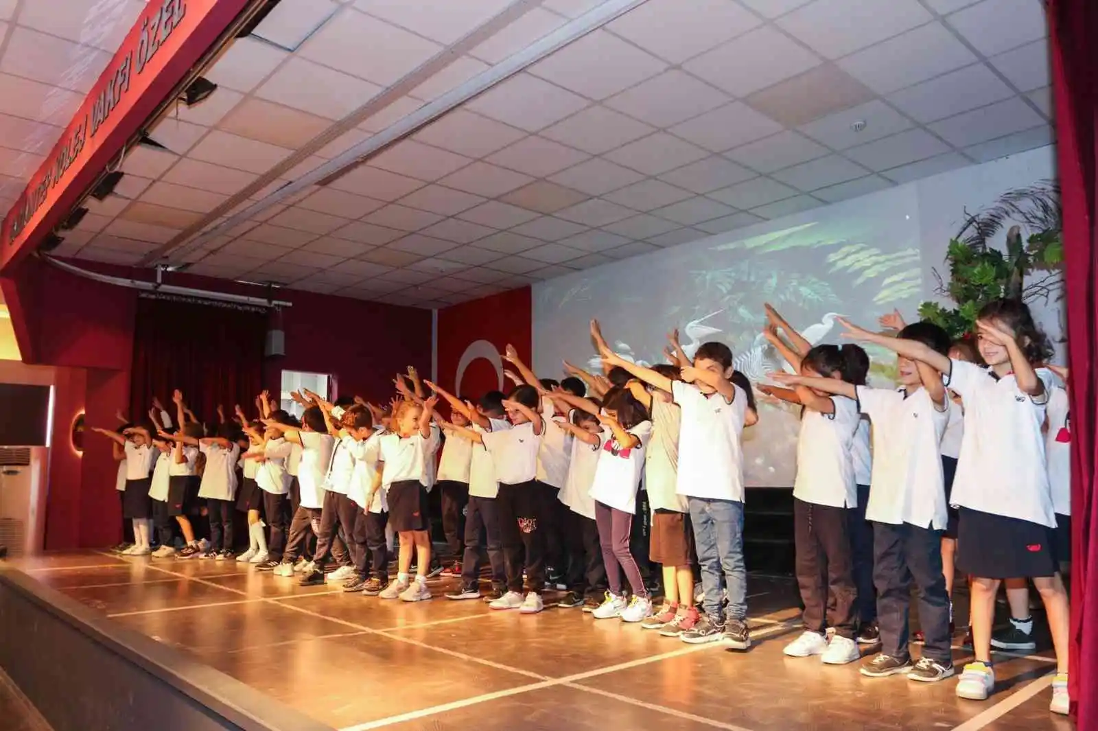 İlkokul öğrencileri sokak hayvanları için sahne aldı