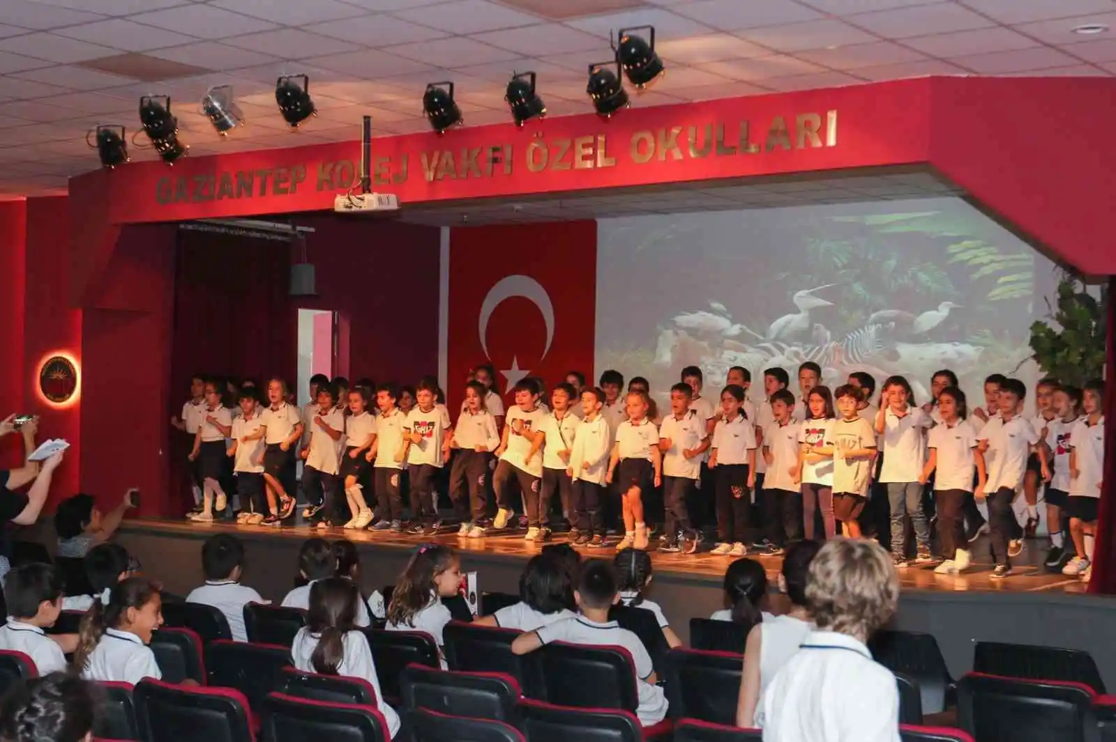 İlkokul öğrencileri sokak hayvanları için sahne aldı