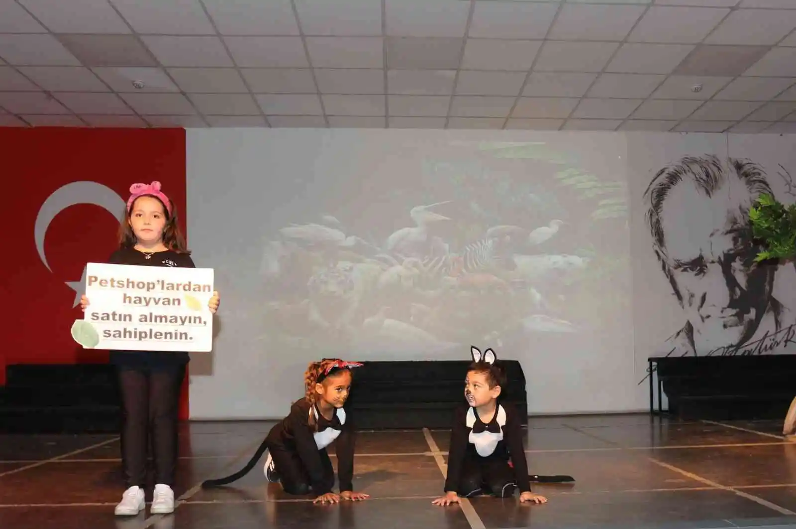 İlkokul öğrencileri sokak hayvanları için sahne aldı
