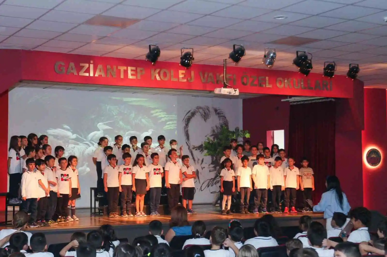 İlkokul öğrencileri sokak hayvanları için sahne aldı