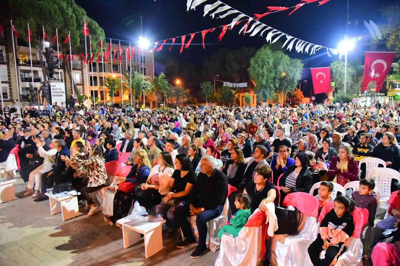 İncirliova’da ‘Ortadaki Oyun’ büyük ilgi gördü