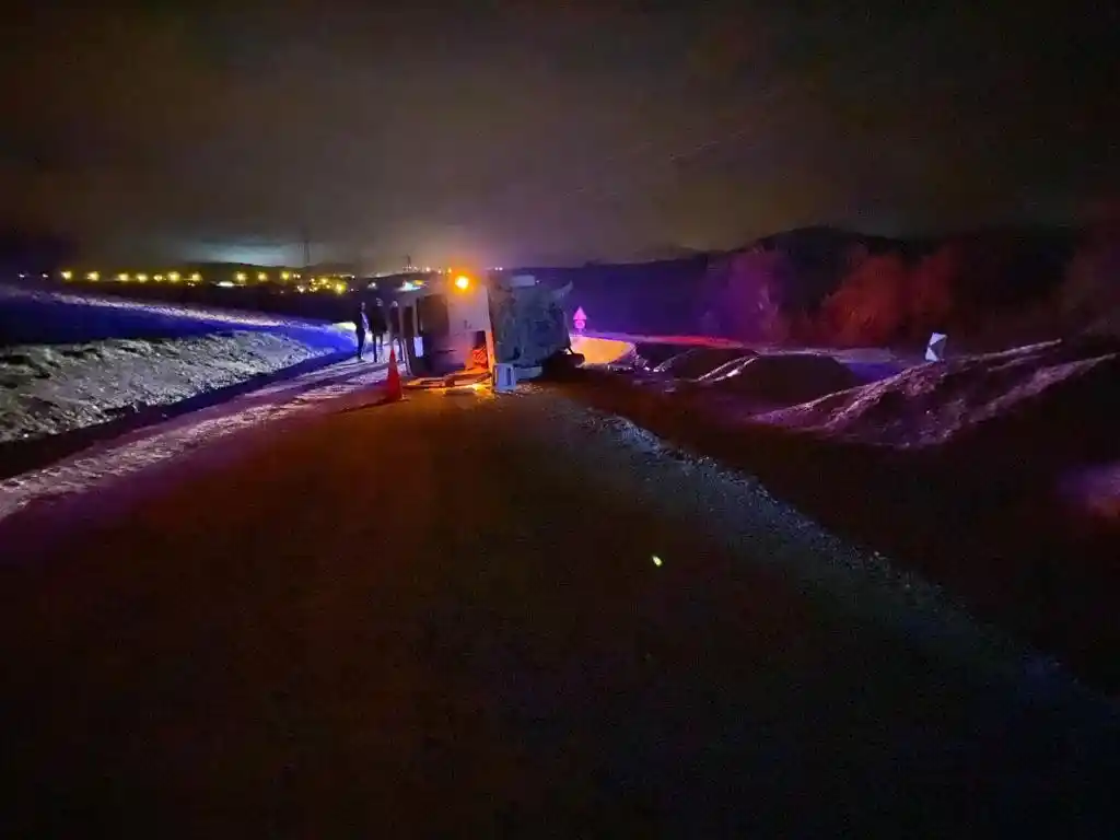 İşçileri taşıyan minibüs devrildi: 13 yaralı