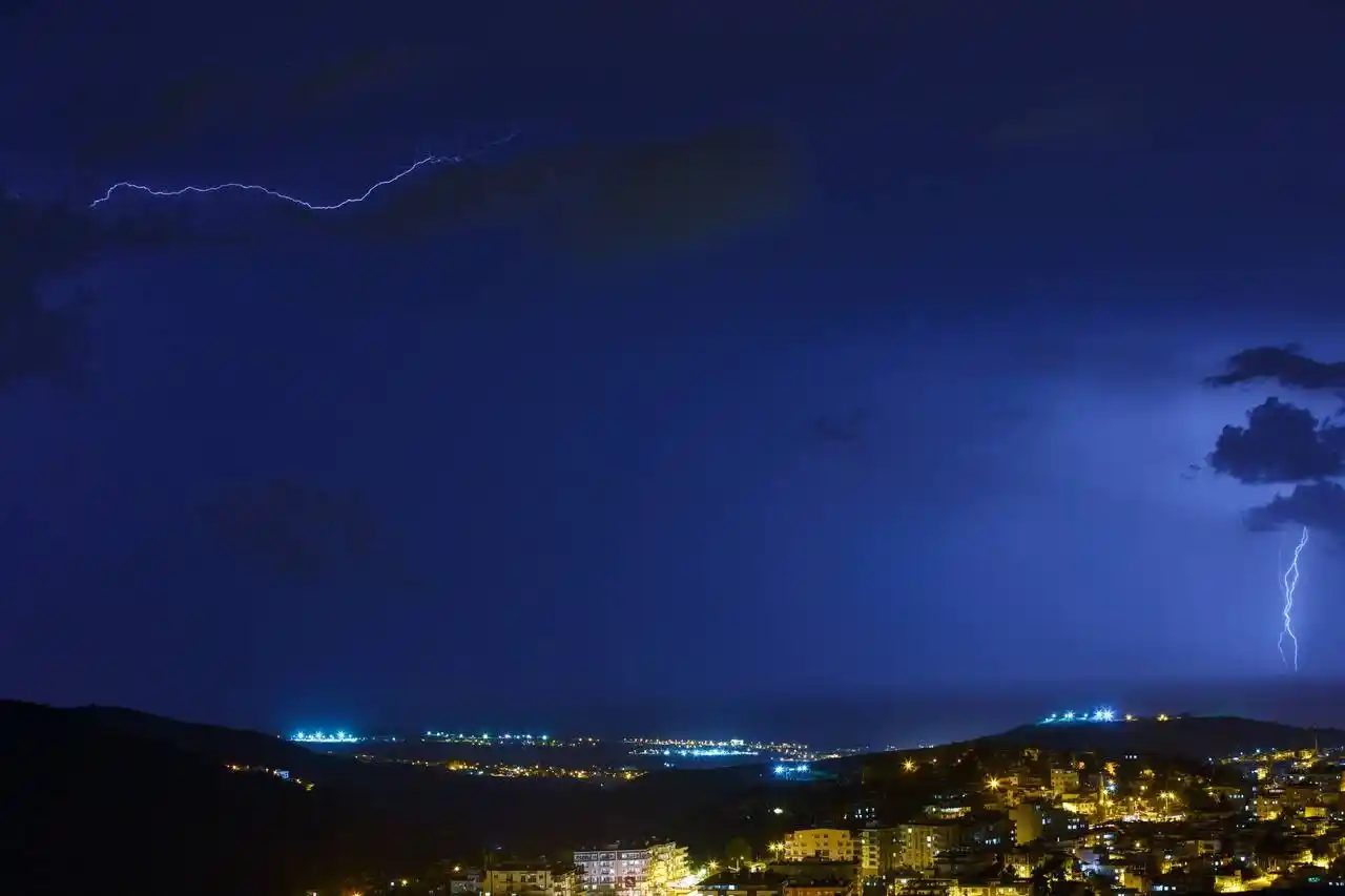 İskenderun Körfezi´nde şimşekler geceyi aydınlattı