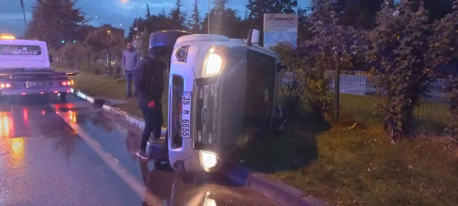 Isparta'da kamyonet devrildi: 4 yaralı