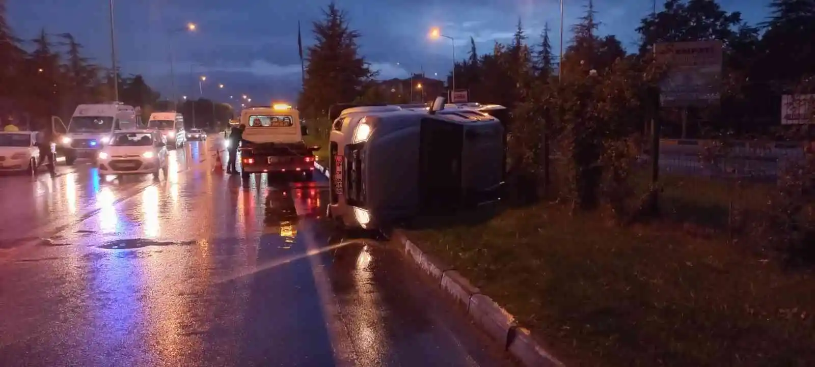 Isparta’da kamyonet devrildi: 4 yaralı