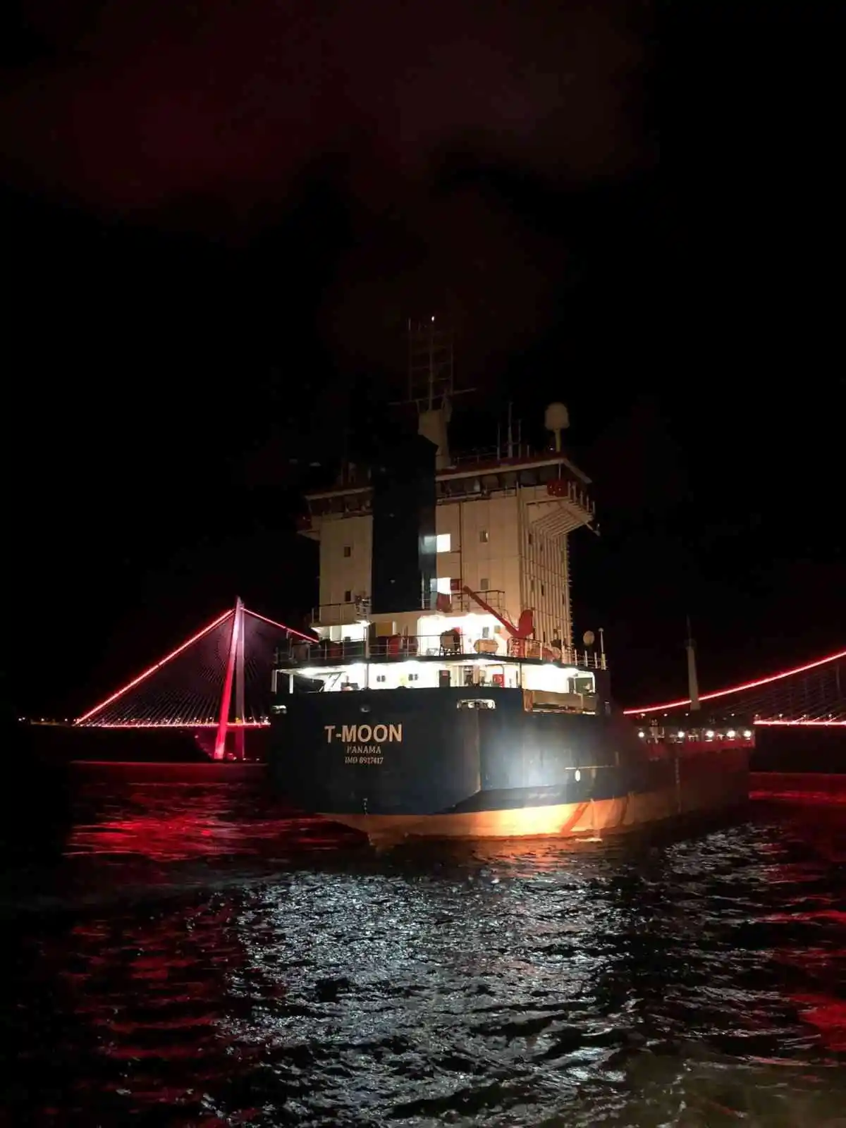 İstanbul Boğazı'nda arıza yapan gemi kurtarılarak demirletildi