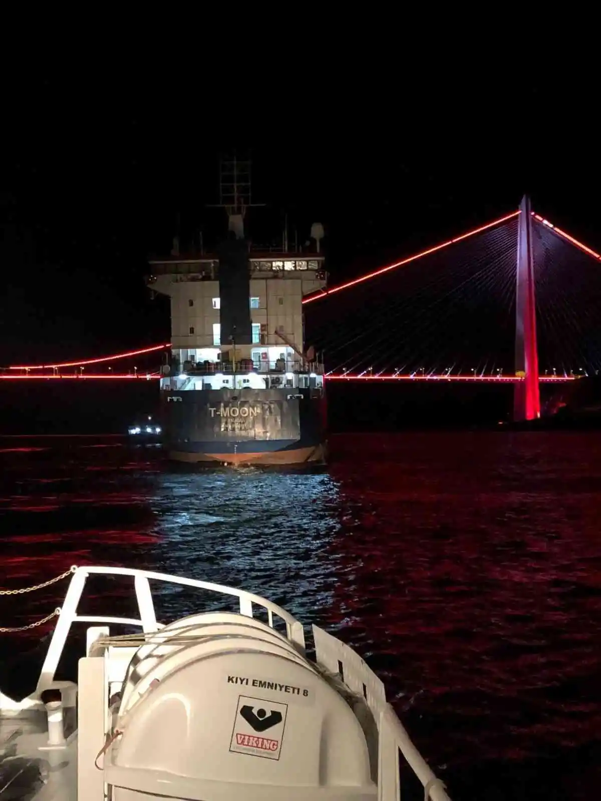 İstanbul Boğazı’nda arıza yapan gemi kurtarılarak demirletildi